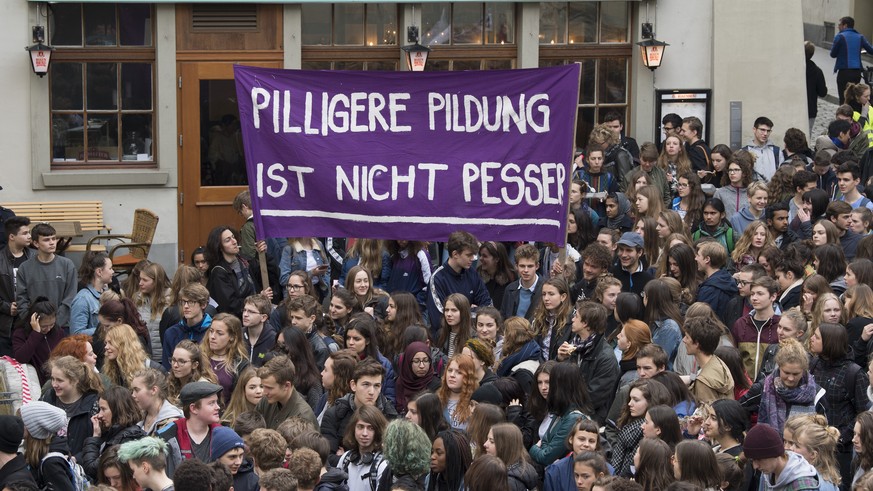 Im Namen eines Buendnisses &quot;Gemeinsam fuer Bildung&quot; protestieren hunderte Schuelerinnen und Schueler mit Banderolen und Transparenten gegen Kuerzungen und Sparmassnahmen im Bildungswesen, am ...