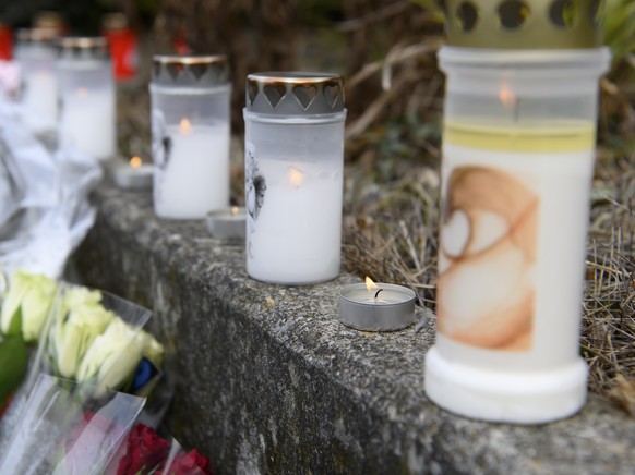 Brennende Kerzen, zwei Plueschtiere und Blumen im Gedenken an ein achtjaehriges Maedchen, aufgenommen am Donnerstag, 3. Februar 2022, in Niederwangen. Am Dienstagabend ist im Koenizbergwald in der Nae ...