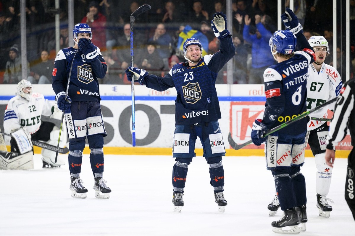 De gauche a droite en bleu, l'attaquant neuchatelois Oliver Achermann, l'attaquant neuchatelois Daniel Carbis, l'attaquant neuchatelois Mathias Trettenes celebrent le premier but devant ...
