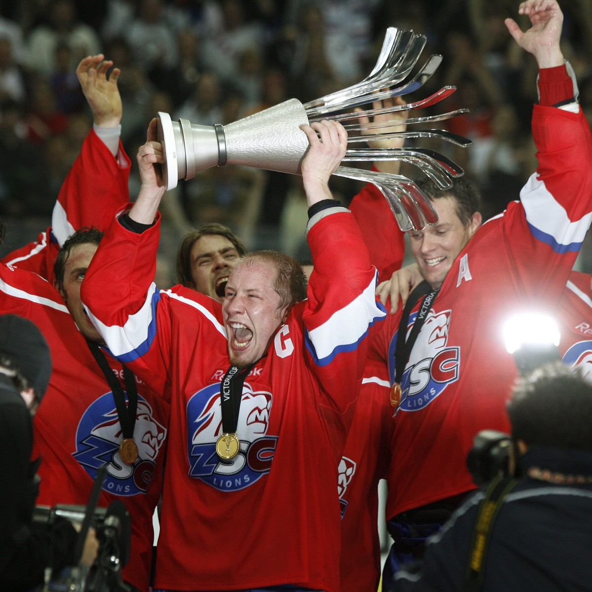 ZSC Lions Captain Mathias Seger, center, and his teammates celebrate with the Victoria Cup trophy after defeating the NHL team Chicago Blackhawks 2-1 in their Victoria Cup game at the Hallenstadion in ...