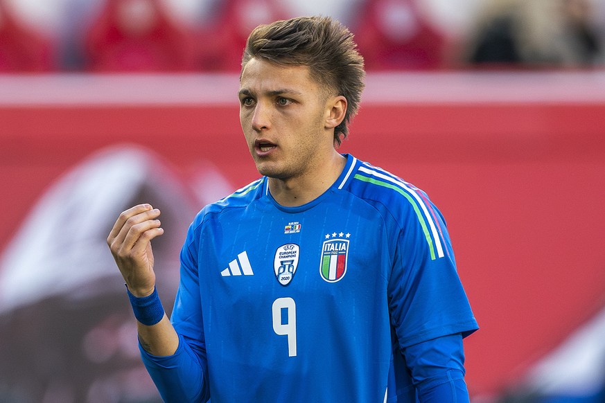 Italy&#039;s forward Mateo Retegui gestures to his teammates during an international friendly soccer match against Ecuador, Sunday, March 24, 2024, in Harrison, N.J. (AP Photo/Eduardo Munoz Alvarez)