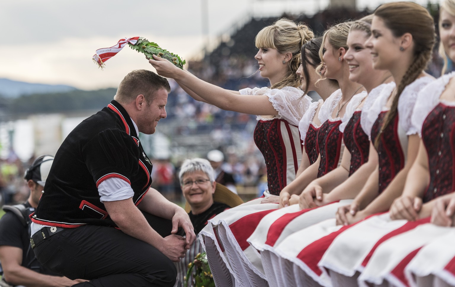 Der Berner Matthias Glarner wird von einer Ehrendame zum neuen Schwingerkoenig gekroent am Eidgenoessischen Schwing- und Aelplerfest (ESAF) Estavayer2016 in Payerne, am Sonntag, 28. August 2016. (KEYS ...