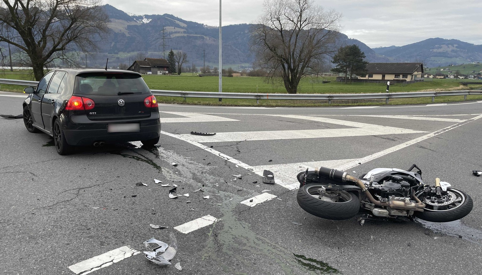 HANDOUT - Am Donnerstagmorgen, 23. Maerz 2023, sind um 06:45 Uhr auf der St. Gallerstrasse in Tuggen ein Auto und ein Motorrad kollidiert. Die 19-jaehrige Autolenkerin fuhr von Uznach in Richtung Tugg ...