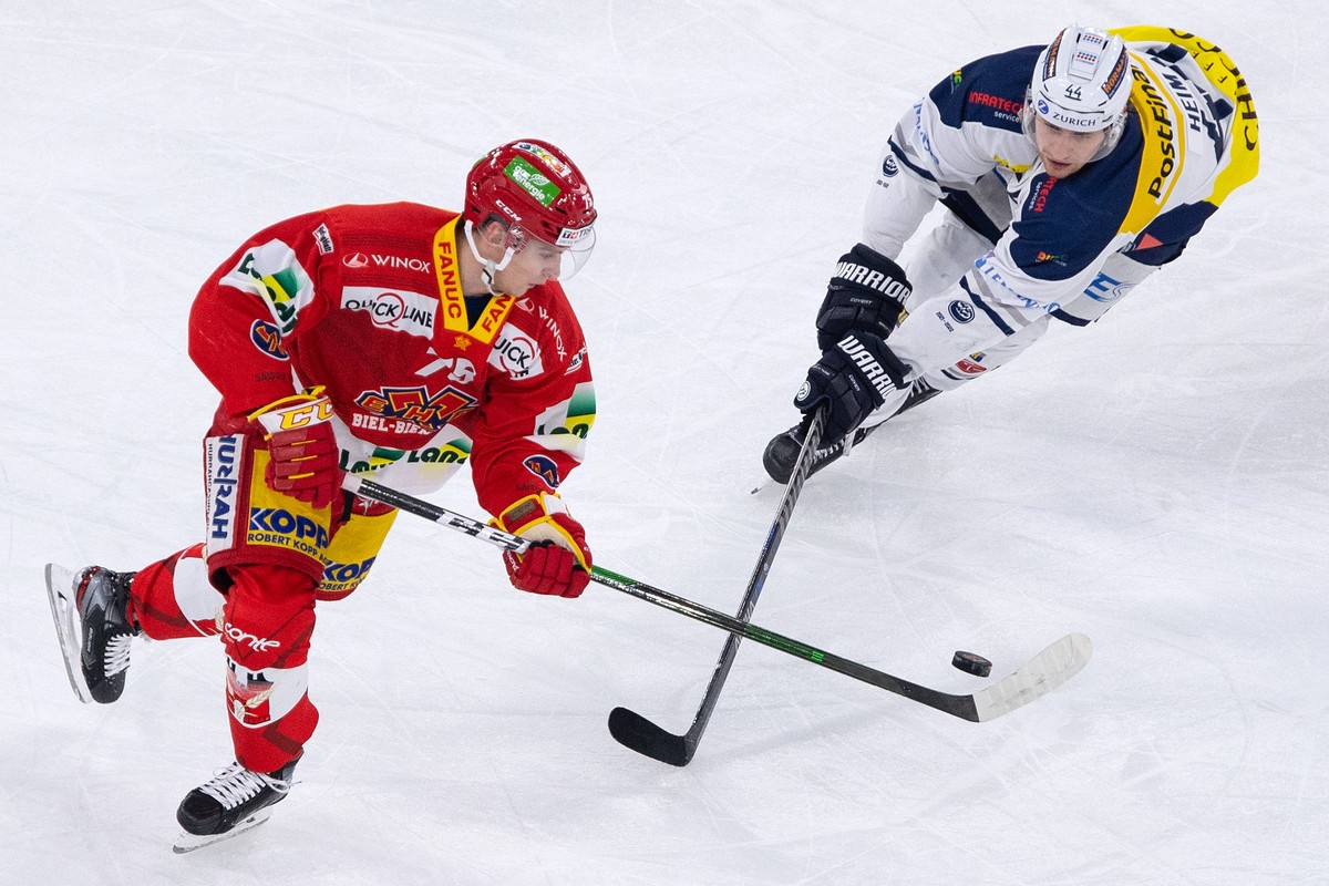 Biels Alexander Yakovenko, links, im Duell mit Ambri-Piottas Andre Heim im Eishockey Meisterschaftsspiel der National League zwischen dem EHC Biel und dem HC Ambri Piotta, am Sonntag, 9. Januar 2022,  ...