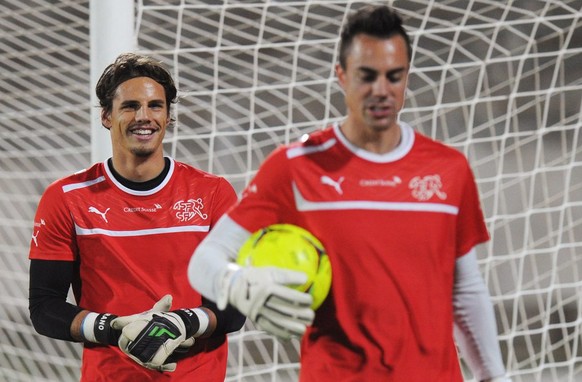 Die Nationalspieler Yann Sommer, lnks, und Diego Benaglio, rechts, absolvieren eine Uebung, anlaesslich eines Trainings der Schweizer Fussball Nationalmannschaft am Dienstag, 13. November 2012, im Sta ...