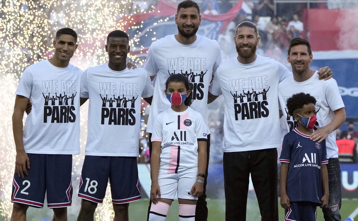 Paris Saint-Germain's Achraf Hakimi, left, Georginio Wijnaldum, second left, Gianluigi Donnarumma, center, Sergio Ramos, second right, and Lionel Messi pose during players presentation before the ...