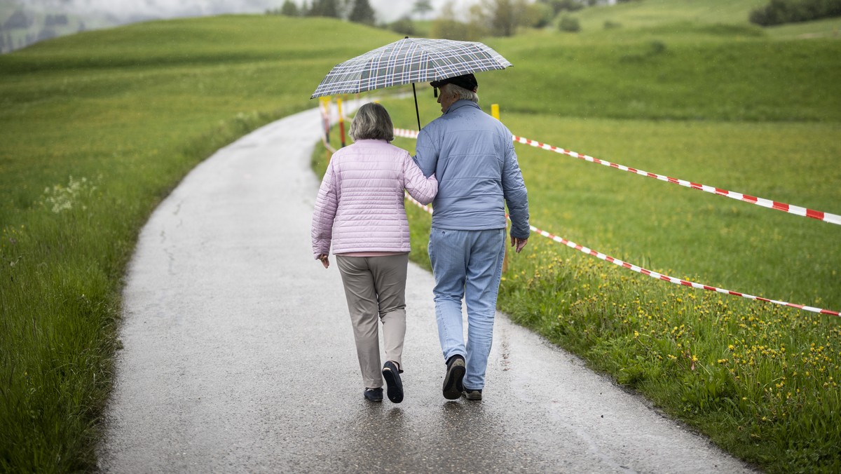 Die im Dorf aufgewachsene, aber auswaerts wohnhafte Anna Bergamin und Lebenspartner Walter Veraguth spazieren durchs Dorf um Abschied zu nehmen, aufgenommen an einer Medienbegehung im Dorf unter dem & ...