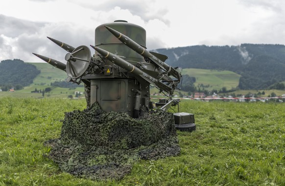 ZUR UEBERSICHT DER AUSFUHR VON KRIEGSMATERIAL IM JAHR 2017, STELLEN WIR IHNEN HEUTE, 27. FEBRUAR 2018, FOLGENDES BILDMATERIAL ZUR VERFUEGUNG - The rapier with the four surface-to-air missiles stands o ...