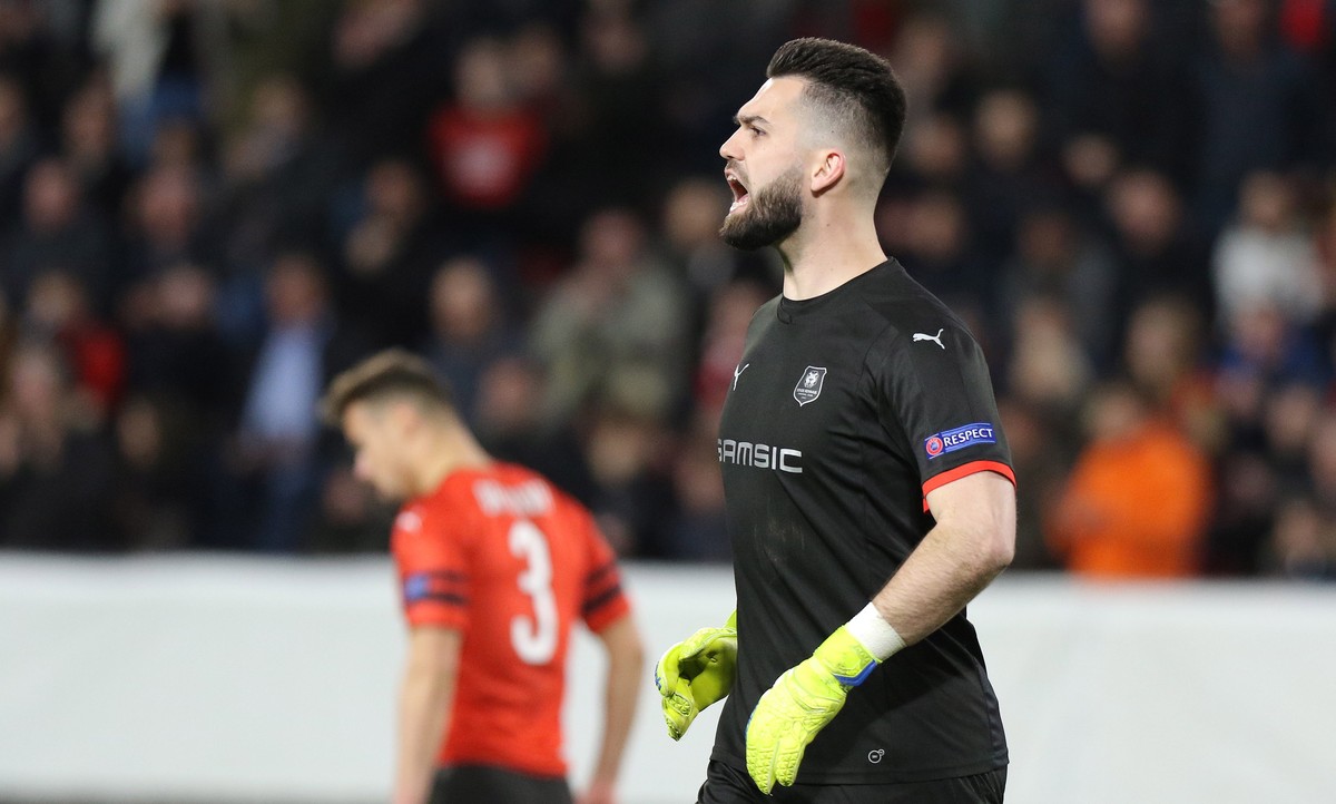 epa07420570 Stade Rennes's goal keeper Tomas Koubek in action during the UEFA Europa League round of 16 first leg soccer match between Stade Rennes vs Arsenal in Rennes, France, 07 March 2019. EP ...