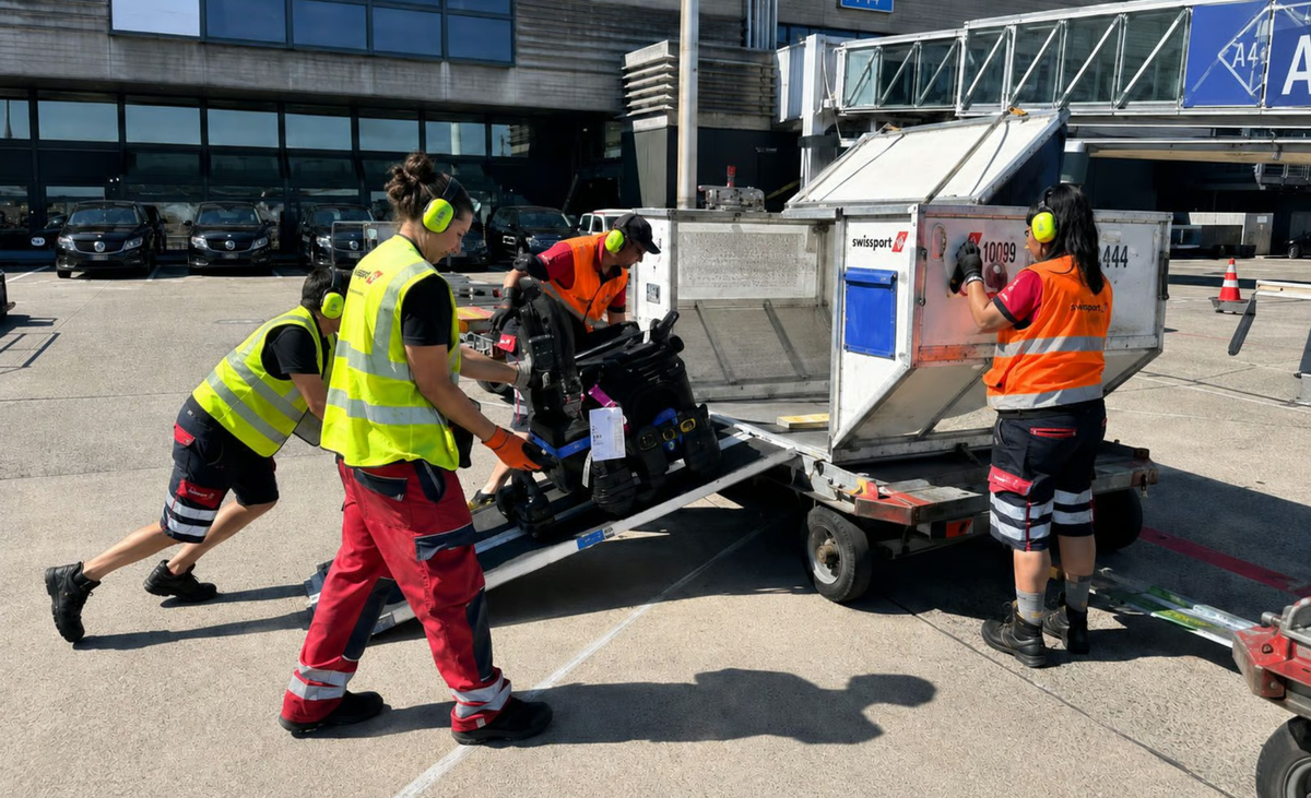 Elektrische Rollstuhlrampe am Flughafen Zürich.