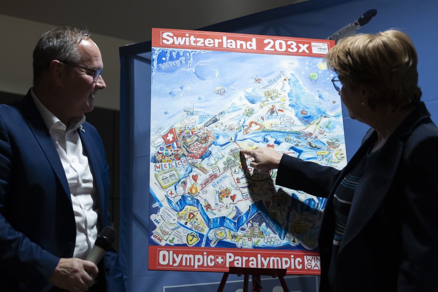 Bundesraetin Viola Amherd, rechts, betrachtet mit Swiss Olympic Praesident Juerg Stahl ein Bild, welches sie als Geschenk erhalten hat, bei der 27. Versammlung des Sportparlaments von Swiss Olympic, a ...