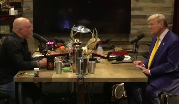 Donald Trump (rechts) beim Podcast mit Joe Rogan.