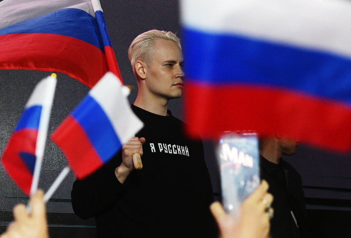 Russland, Künstler Shaman gibt Konzert vor der US Botschaft in Moskau Russia US Embassy Shaman 8731762 19.07.2024 Russian singer SHAMAN Yaroslav Dronov performs during a concert and rally against soci ...
