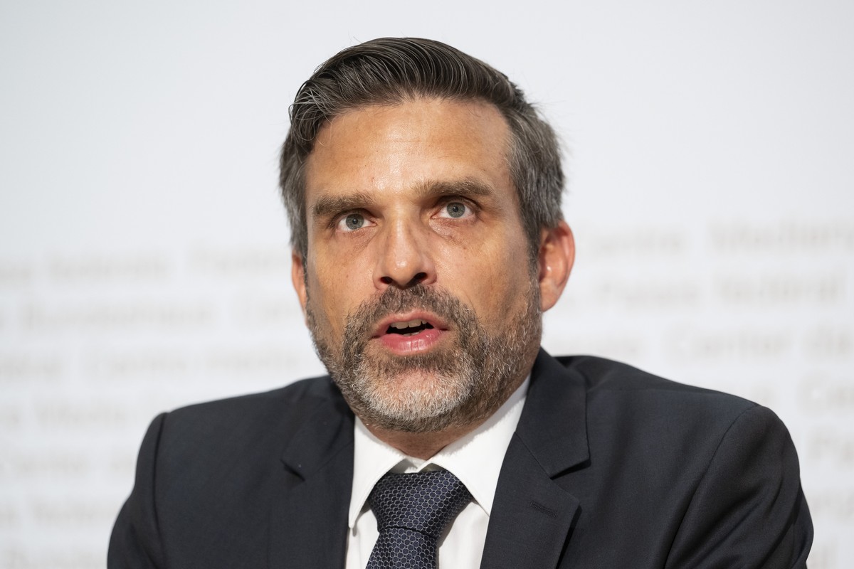 Roland Pfister, Delegierter fuer wirtschaftliche Landesversorgung spricht an einer Medienkonferenz ueber Hitze und Trockenheit in der Schweiz, am Mittwoch, 26. August 2026, im Medienzentrum Bundeshaus ...