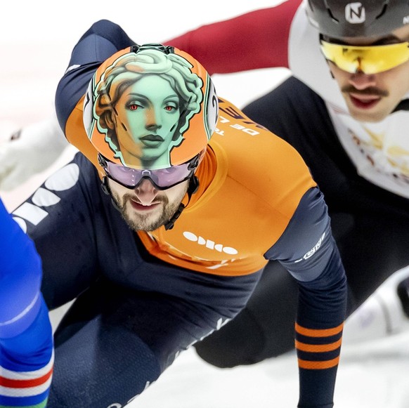 DORDRECHT - Itzhak de Laat NED in action during qualifying on day 1 for the fourth ISU World Tour short track Speed skating, Eisschnelllauf competition of the season. The competition is the qualifying ...