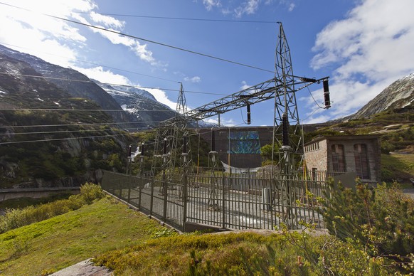 Die Strommarktöffnung für kleine und mittlere Kundinnen und Kunden hätte bereits ab 2014 erfolgen sollen –&nbsp;Strommasten unterhalb des Grimselpasses im Berner Oberland (Symbolbild).