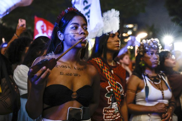 KEYPIX - epa12763978 Indigenous women participate in a demonstration near the corporate office of multinational food corporation Cargill, in Sao Paulo, Brazil, 20 February 2026. Dozens of indigenous p ...