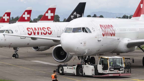 Ein Flugzeug wartet fuer den Start anlaesslich den Vorbereitungen fuer den Rueckflug vom Flughafen Duebendorf nach Kloten zur Wiederaufnahme des Flugbetriebes nach der Corona Pandemie, aufgenommen am  ...