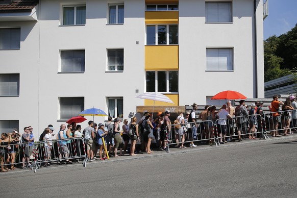 Festival visitors wait in the queue for the Gurtenbahn, at the first day of the Gurten music open air festival in Bern, Switzerland, Thursday, July 16, 2016. (KEYSTONE/Peter Klaunzer)