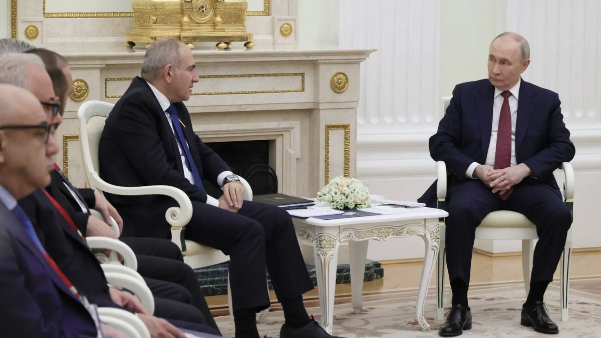 Wladimir Putin und Nikol Paschinjan (2.v.r.) bei einem Treffen in Moskau: Die Distanz wächst.

Russian Foreign Ministry's official \ apaimages/imago
