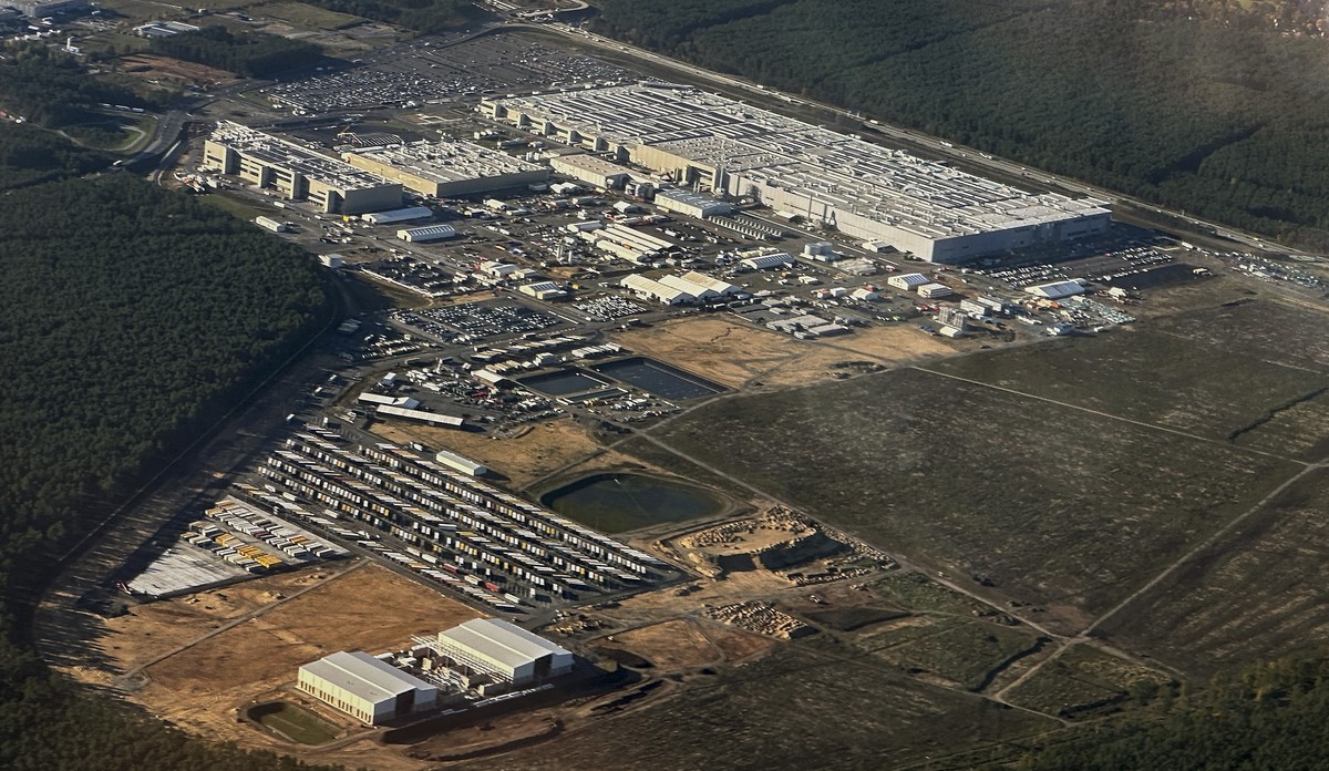 epa10952927 The Tesla Gigafactory is seen in Gruenheide near Berlin, Germany, 01 November 2023. U.S. electric car manufacturer Tesla plans to expand its Gigafactory by doubling the production capacity ...