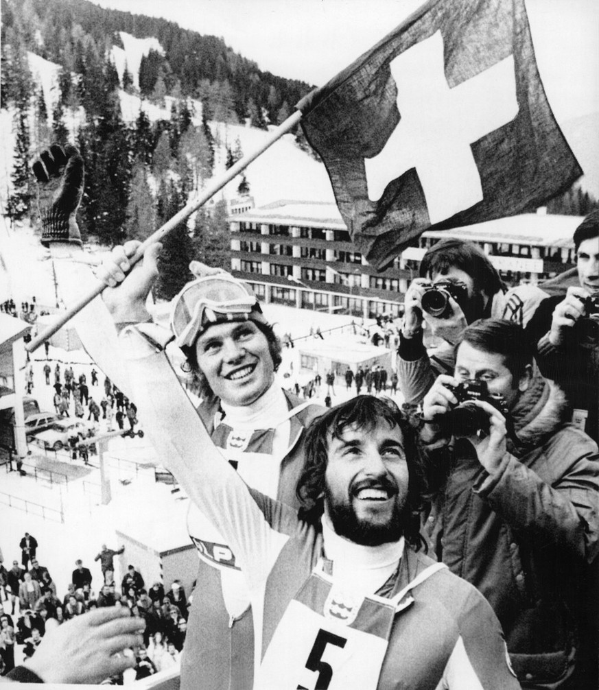 JAHRHUNDERTRUECKBLICK SPORT === OLYMPIA INNSBRUCK 1976 HEINI HEMMI RIESENSLALOM GOLD === Der Schweizer Riesenslalom-Olympiasieger Heini Hemmi (vorne) und sein Teamkollege und Silbermedaillengewinner E ...