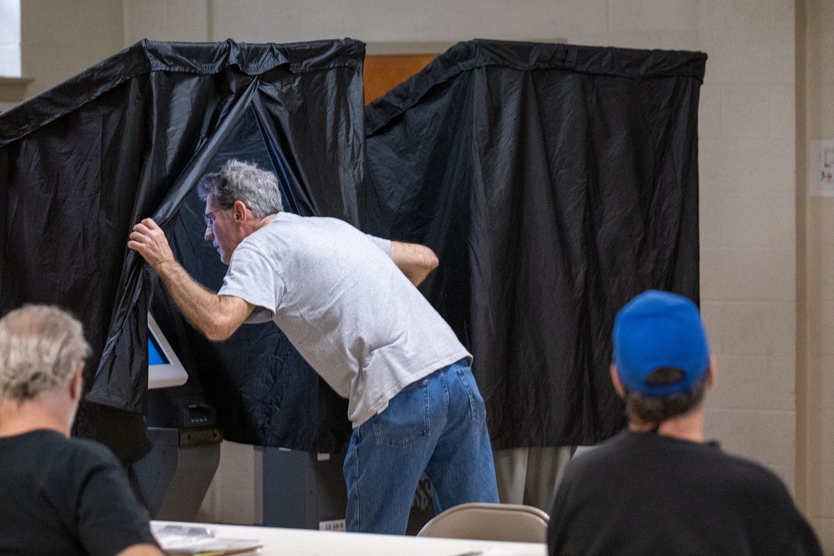 epa11703114 Voters cast ballots at various polling locations across Philadelphia, Pennsylvania, USA, 05 November 2024. Voters nationwide are participating in the 2024 US presidential election, decidin ...