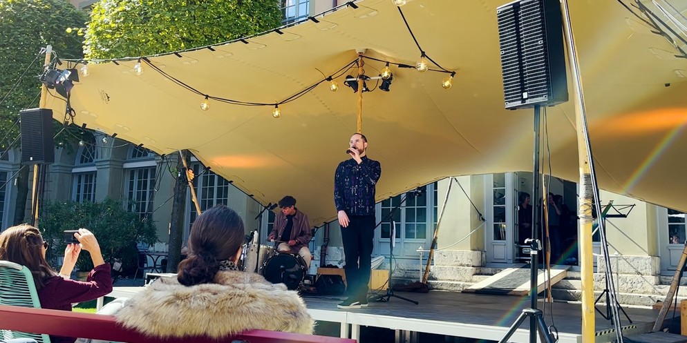 Der Frauenchor Reitschule Bern und Jürg Halter singen Mani Matter Lieder im Generationenhaus.