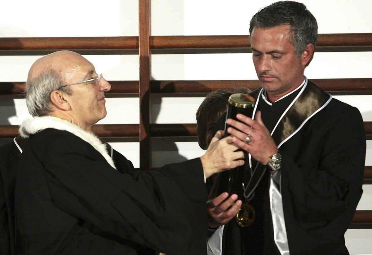 epa01674269 Portuguese coach of Italian soccer team Inter Milan, Jose Mourinho (R), flanked by principal Fernando Cardoso Ribeiro (L), receives his 'honoris causa' doctor degree during a cer ...