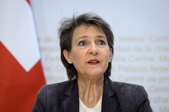 Bundespraesidentin Simonetta Sommaruga, spricht an einer Medienkonferenz, am Freitag, 18. Dezember 2020, im Medienzentrum Bundeshaus in Bern zur Verschaerfung der Corona-Massnahmen wegen der weitherhi ...