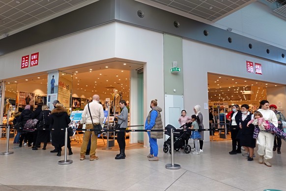 epa09817334 People stand in line at the clothing store Uniqlo in Moscow, Russia, 11 March 2022. As the result of sanctions imposed by the West on Russia, a number of brands such as McDonald&#039;s, Ik ...