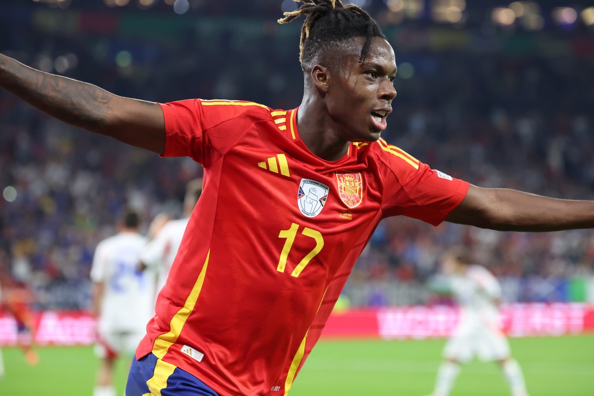 epa11426724 Nico Williams of Spain celebrates Italy's own goal putting the score 0-1 during the UEFA EURO 2024 group B soccer match between Spain and Italy, in Gelsenkirchen, Germany, 20 June 202 ...