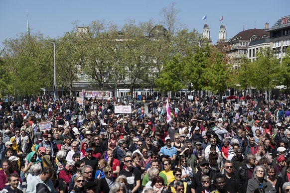 Kundgebungsteilnehmer laufen am traditionellen 1. Mai-Umzug, am Tag der Arbeit im Zeichen des Frauenstreiks in Zuerich, aufgenommen am Mittwoch, 1. Mai 2019. (KEYSTONE/Ennio Leanza)