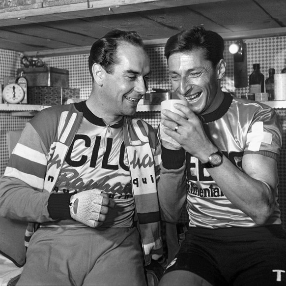 Swiss bicycle racers Hugo Koblet (left) and Ferdy Kuebler (right) during the Six-day racing at the Hallenstadion in Zurich, Switzerland, pictured in March 1956. (KEYSTONE/PHOTOPRESS-ARCHIV/Str)

Die S ...