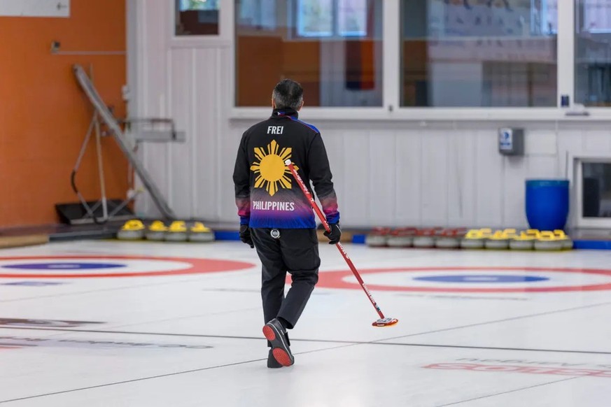 Frei gründete kürzlich den philippinischen Curlingverband. Auch an die Outfits hat er gedacht.