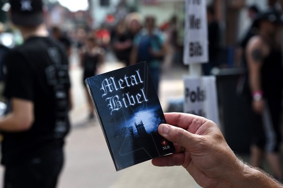 Eine «Metal Bibel», die vor dem Wacken Open Air 2014 verkauft wird.