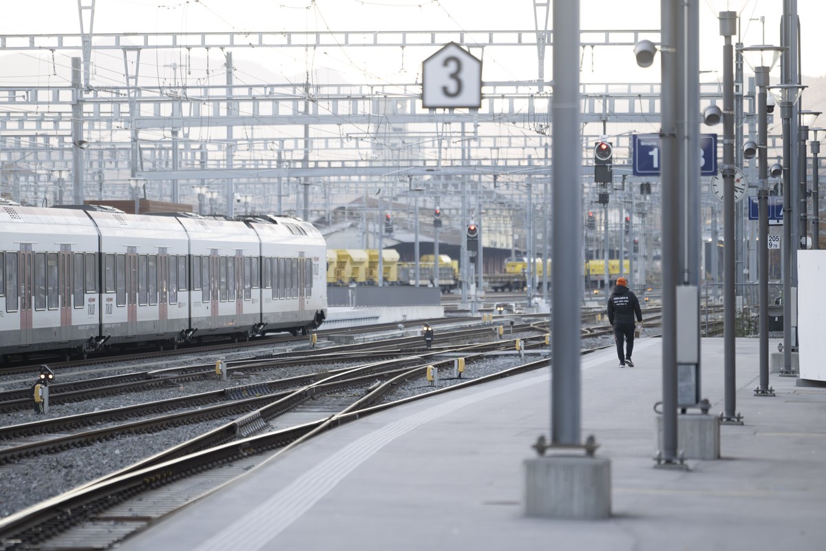 Ein Asylsuchender verlaesst den Bahnhof in Chiasso, nachdem er im Ankunfts- und Registrierungszentrum sich registrieren liess, am Freitag, 24. November 2023. Justizministerin Elisabeth Baume-Schneider ...
