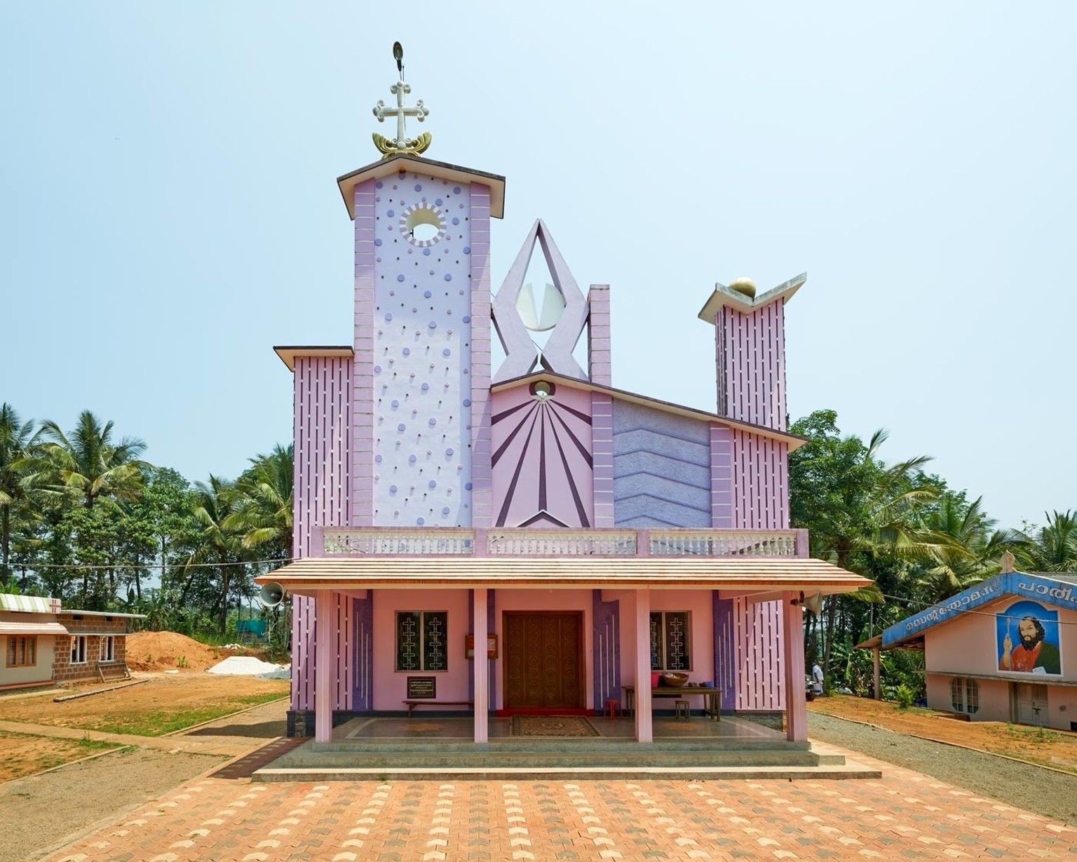Hybrid Modernism. Churches in Kerala
2014- 2016



Nach der Unabhängigkeit im Jahr 1947 wollte sich die indische Kirche vom historisierenden Baustil der Kolonialherren differenzieren und nahm moderne  ...