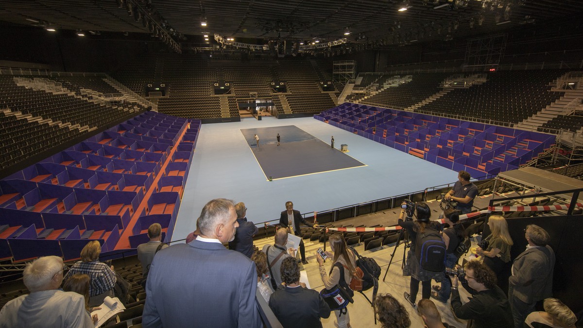 Hans-Peter Wessels, Regierungsrat Basel-Stadt und Vorsteher des Bau- und Verkehrsdepartements, Mitte unten, beobachtet wie in der neu renovierten St. Jakobshalle der Boden fuer die Swiss Indoors veleg ...