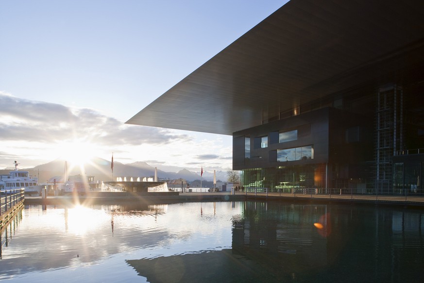 The Culture and Convention Centre Lucerne KKL by French architect Jean Nouvel, pictured on March 31, 2010 in Lucerne, Switzerland. (KEYSTONE/Gaetan Bally)

Das Kultur- und Kongresszentrum Luzern (KKL) ...