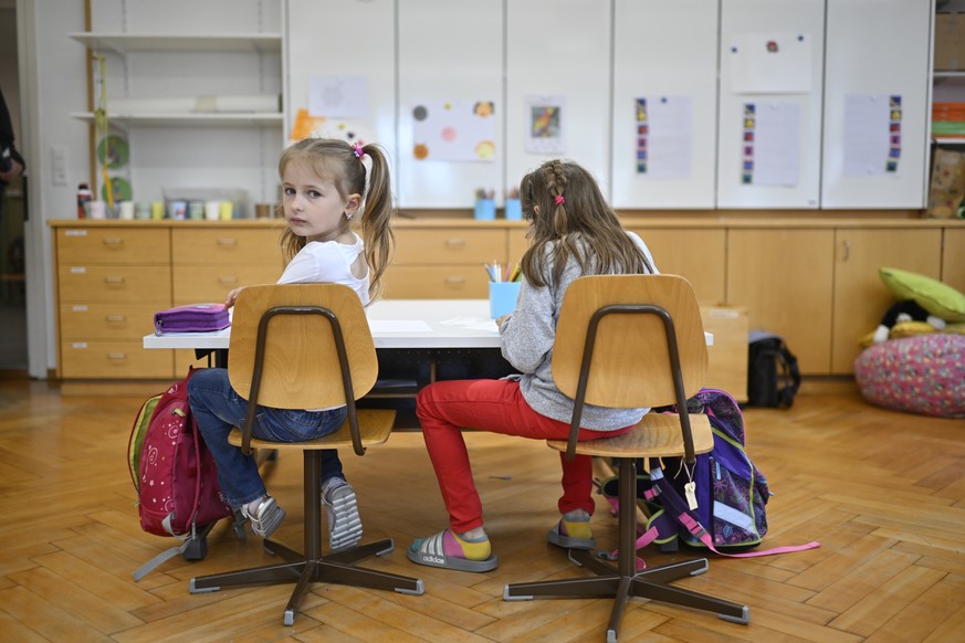 Die ukrainischen Fluechtlingskinder Veronika, rechts, und Alina, im Unterricht, aufgenommen im Rahmen eines Besuches fuer Medien am Freitag, 13. Mai 2022, im Schulhaus Landhaus in Herisau. Im Kanton A ...