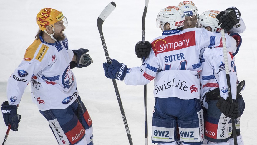 Die Zuercher mit Kevin Klein feiern das 0:2 im dritten Eishockey Playoff-Viertelfinalspiel der National League zwischen dem EV Zug und den ZSC Lions, am Donnerstag, 15. Maerz 2018, in der Bossard Aren ...