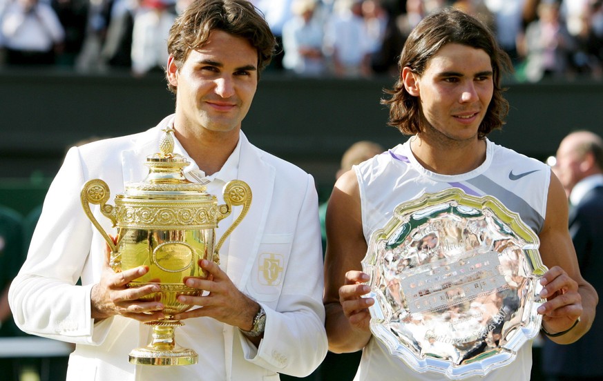 ZUM MAENNER-FINAL AN DEN AUSTRALIAN OPEN 2017 ZWISCHEN ROGER FEDERER UND RAFAEL NADALSTELLEN WIR IHNEN FOLGENDES BILDMATERIAL ZUR VERFUEGUNG - epa01060415 Swiss Roger Federer poses the trophy after wi ...