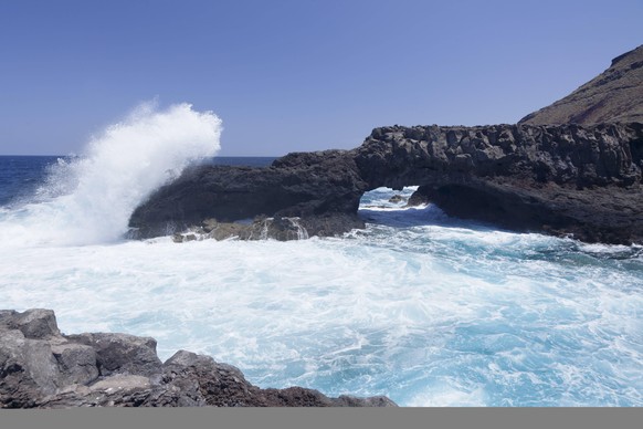 Rock arch, Charco Manso Bay, Punta Norte near Echedo, UNESCO biosphere reserve, El Hierro, Canary Islands, Spain, Atlantic, Europe PUBLICATIONxINxGERxSUIxAUTxONLY Copyright: MarkusxLange 1160-2858