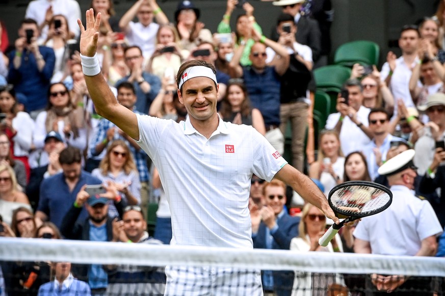 epa09320747 Roger Federer of Switzerland celebrates after winning the 3rd round match against Cameron Norrie of Britain at the Wimbledon Championships, in Wimbledon, Britain, 03 July 2021. EPA/FACUNDO ...