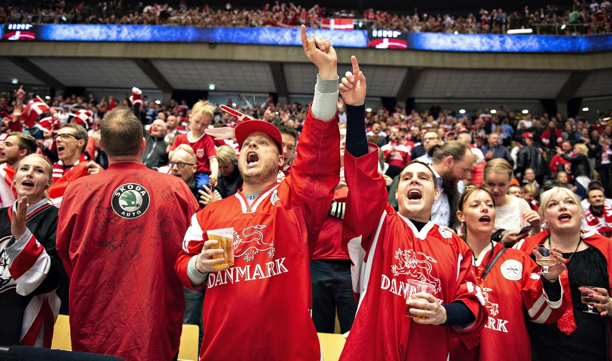 epa06711541 Danish fans cheer during the IIHF World Championship Group B match between Germany and Denmark in Jyske Bank Boxen in Herning, Denmark, 04 May 2018. EPA/HENNING BAGGER DENMARK OUT