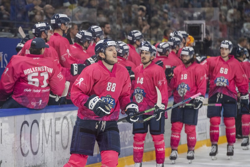 Die Zuger mit Sven Senteler, vorne, feiern das Tor zum 2:0 beim Eishockey Meisterschaftsspiel der National League zwischen dem EV Zug und den SC Rapperswil Jona Lakers am Samstag, 15. Oktober 2022 in  ...