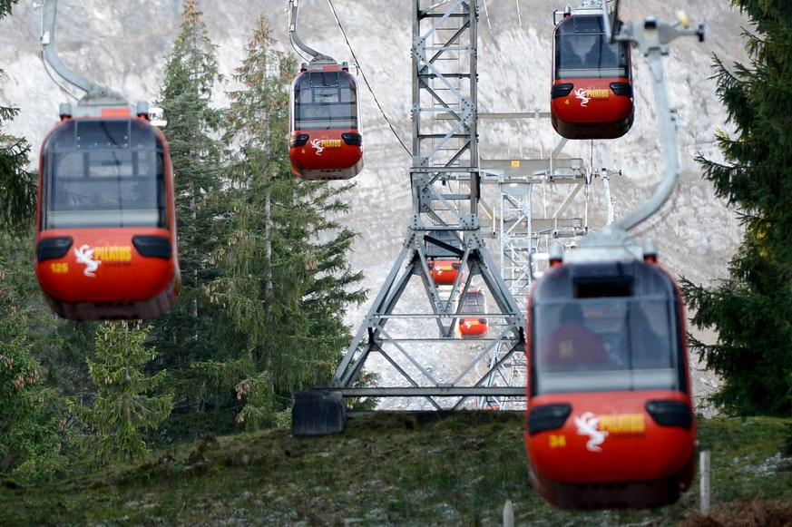 ARCHIVBILD --- ZUR MELDUNG UEBER DIE UMSATZSTEIGERUNG BEI DEN PILATUS-BAHNEN STELLEN WIR IHNEN FOLGENDES BILDMATERIAL ZUR VERFUEGUNG --- Die Pilatus Goldelbahn zwischen Kriens und Fraekmuentegg aufgen ...