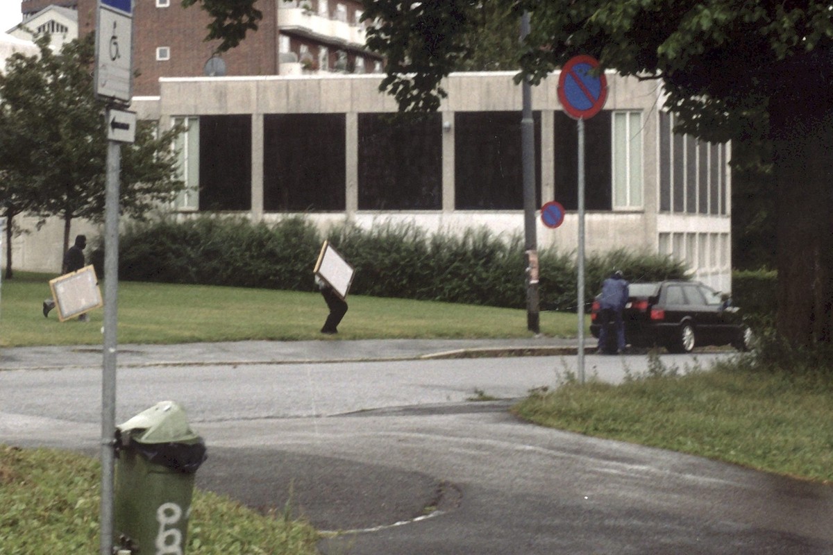 JAHRESRUECKBLICK 2004 - AUSLAND - DER SCHREI WIRD GESTOHLEN: Robbers running to get into the waiting getaway car outside the Munch Museum in Oslo after loading stolen paintings into the back of the ca ...