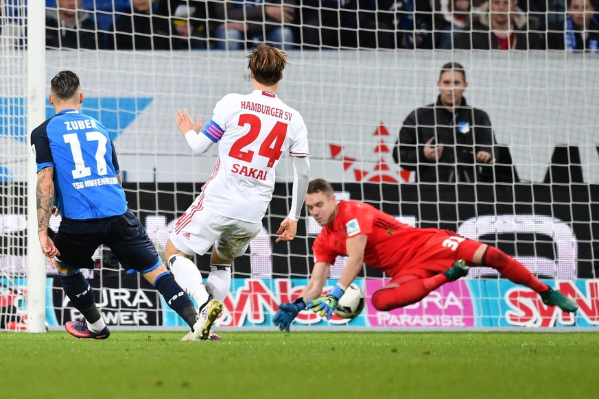 epa05639699 Hoffenheim&#039;s Steven Zuber (L) scores the 2:1 lead during the Bundesliga soccer match between TSG 1899 Hoffenheim and Hamburger SV at Rhein-Neckar-Arena in Sinsheim, Germany, 20 Novemb ...